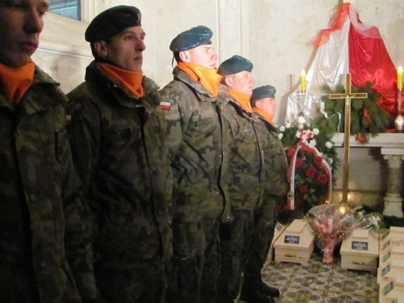 Ostrołęccy „Czwartacy” uczestniczyli w uroczystości przeniesienia szczątków żołnierzy Powstania Listopadowego - zdjęcie #5 - eOstroleka.pl