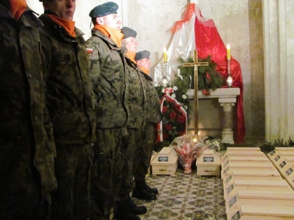 Ostrołęccy „Czwartacy” uczestniczyli w uroczystości przeniesienia szczątków żołnierzy Powstania Listopadowego - zdjęcie #3 - eOstroleka.pl