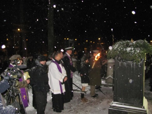 Ostrołęccy „Czwartacy” uczestniczyli w uroczystości przeniesienia szczątków żołnierzy Powstania Listopadowego - zdjęcie #43 - eOstroleka.pl