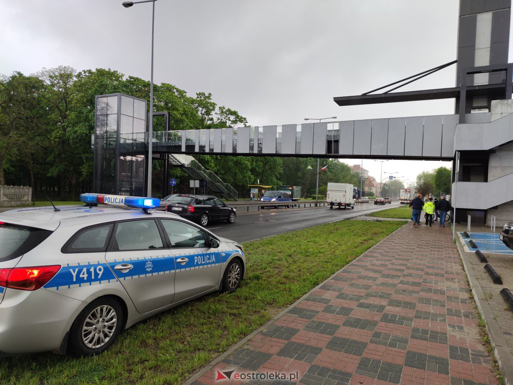 Kierowca nie zmieścił się pod kładką dla pieszych nad ulicą Traugutta [25.05.2021] - zdjęcie #1 - eOstroleka.pl