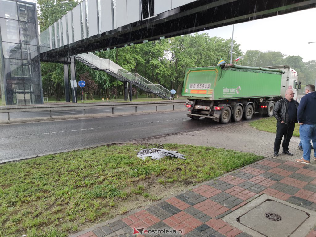 Kierowca nie zmieścił się pod kładką dla pieszych nad ulicą Traugutta [25.05.2021] - zdjęcie #4 - eOstroleka.pl