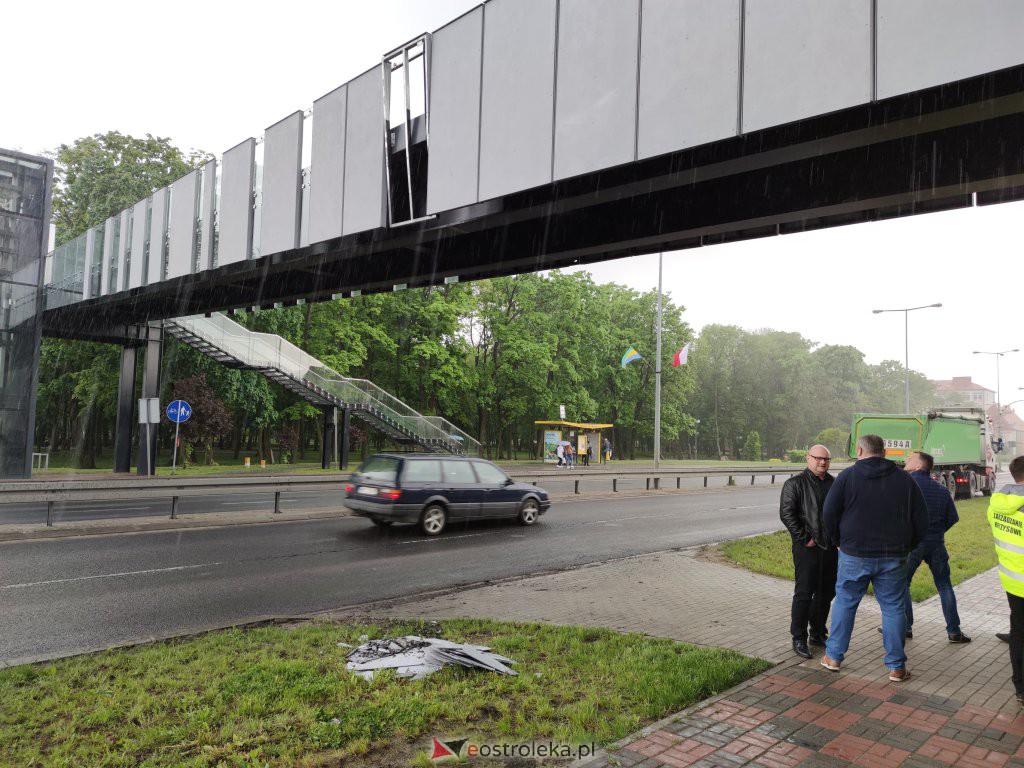 Kierowca nie zmieścił się pod kładką dla pieszych nad ulicą Traugutta [25.05.2021] - zdjęcie #5 - eOstroleka.pl