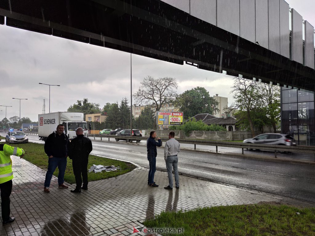 Kierowca nie zmieścił się pod kładką dla pieszych nad ulicą Traugutta [25.05.2021] - zdjęcie #6 - eOstroleka.pl