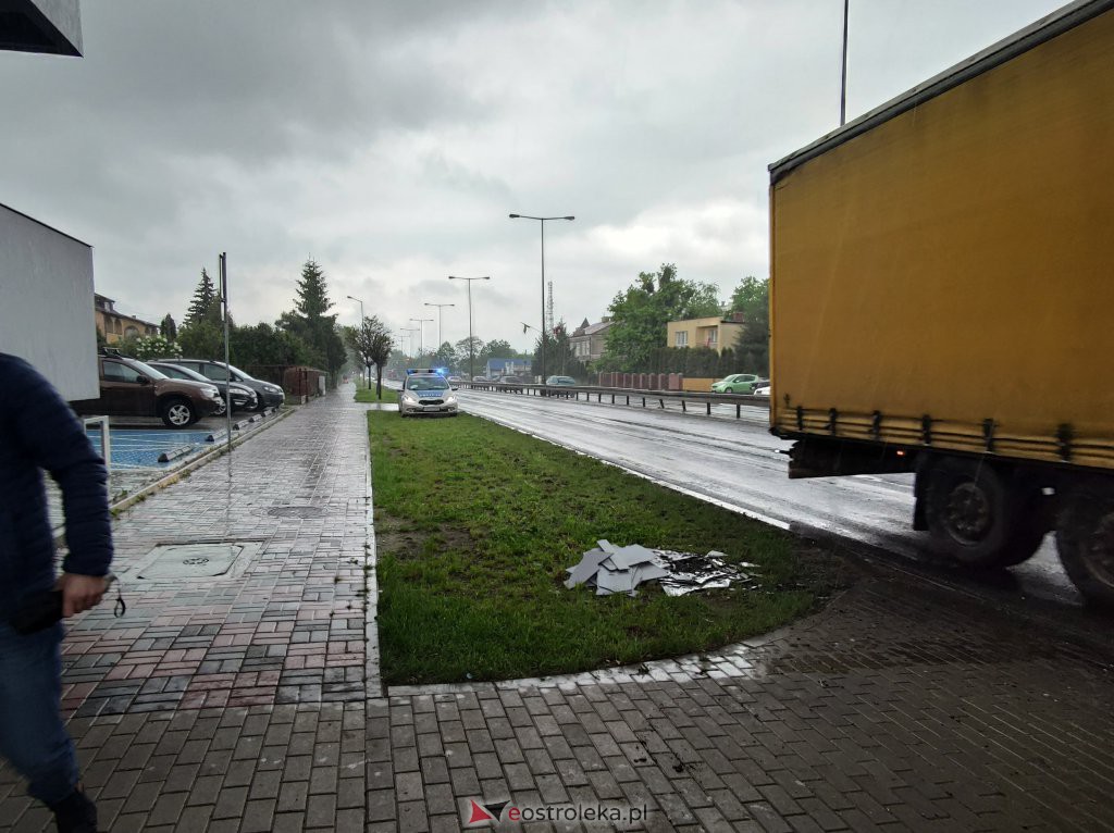 Kierowca nie zmieścił się pod kładką dla pieszych nad ulicą Traugutta [25.05.2021] - zdjęcie #7 - eOstroleka.pl