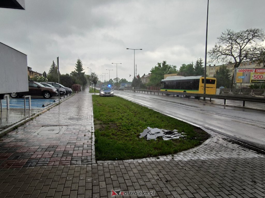 Kierowca nie zmieścił się pod kładką dla pieszych nad ulicą Traugutta [25.05.2021] - zdjęcie #8 - eOstroleka.pl