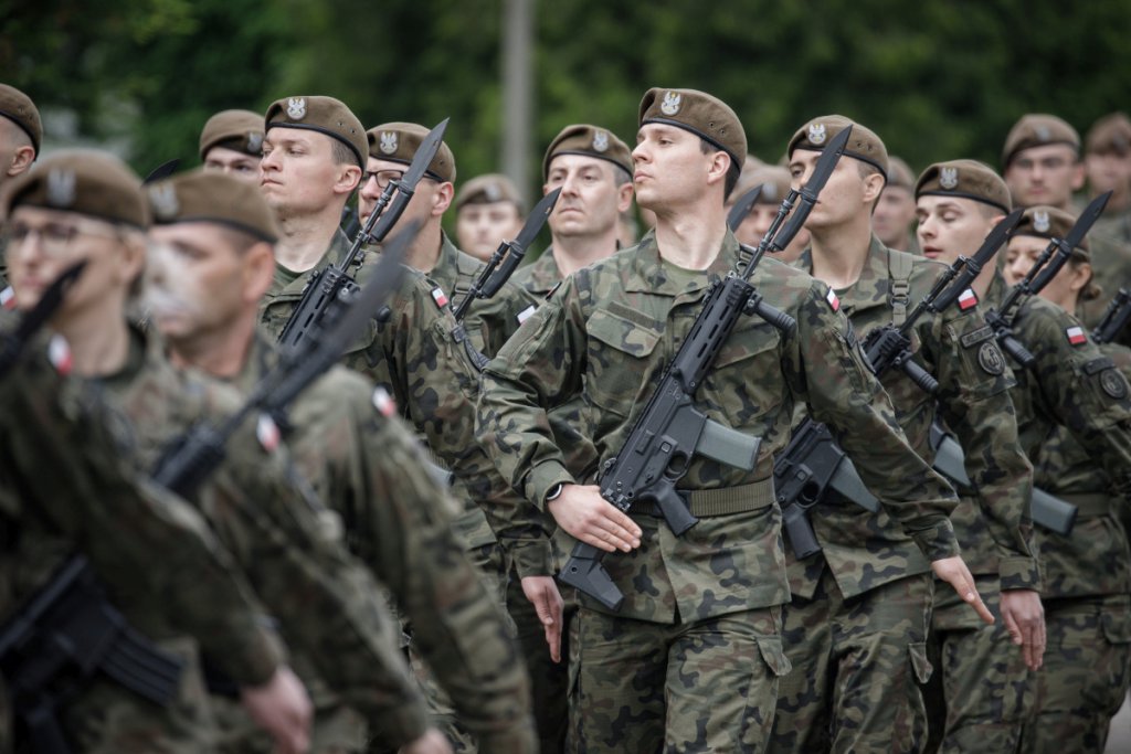 16 świeżo upieczonych terytorialsów już po przysiędze [01.06.2021] - zdjęcie #2 - eOstroleka.pl