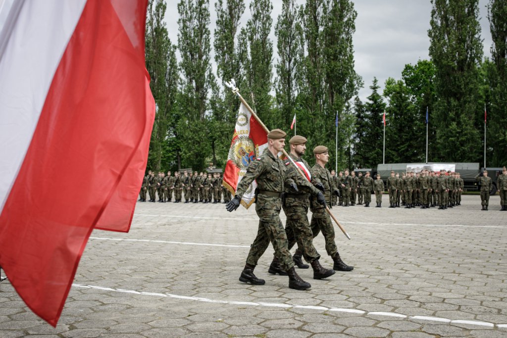 16 świeżo upieczonych terytorialsów już po przysiędze [01.06.2021] - zdjęcie #4 - eOstroleka.pl