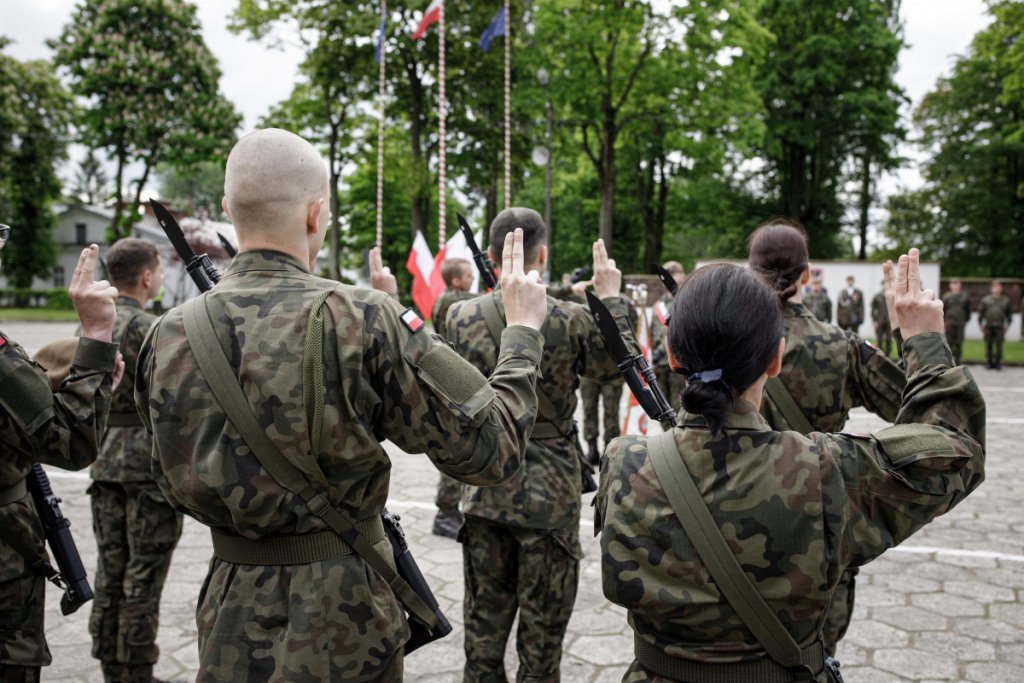 16 świeżo upieczonych terytorialsów już po przysiędze [01.06.2021] - zdjęcie #6 - eOstroleka.pl