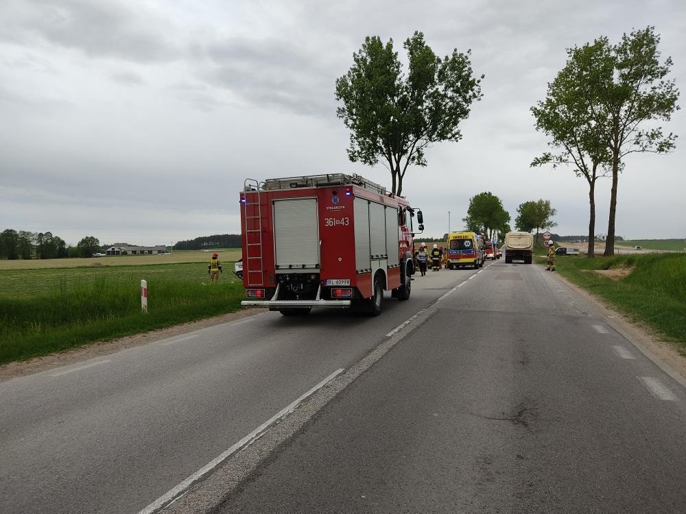 Wypadek na DK-61. Poszkodowane dwie osoby, uszkodzone trzy pojazdy [01.06.2021] - zdjęcie #1 - eOstroleka.pl
