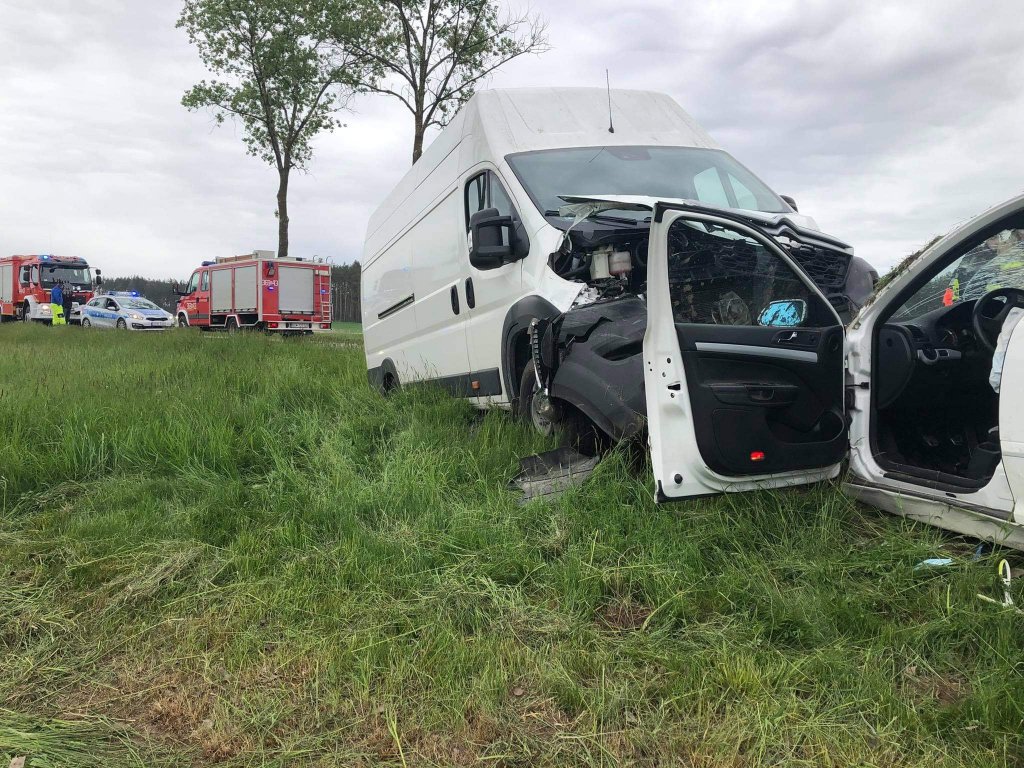 Wypadek na DK-61. Poszkodowane dwie osoby, uszkodzone trzy pojazdy [01.06.2021] - zdjęcie #2 - eOstroleka.pl