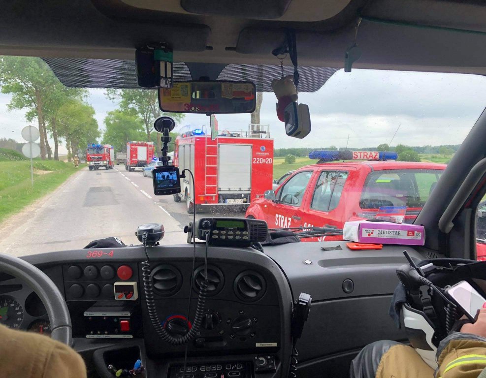 Wypadek na DK-61. Poszkodowane dwie osoby, uszkodzone trzy pojazdy [01.06.2021] - zdjęcie #3 - eOstroleka.pl