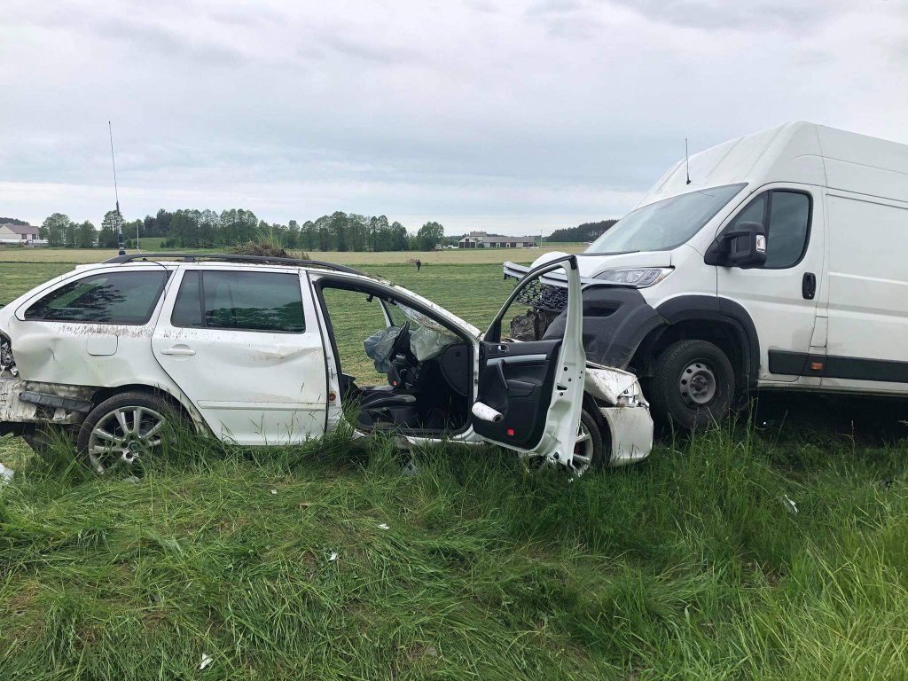 Wypadek na DK-61. Poszkodowane dwie osoby, uszkodzone trzy pojazdy [01.06.2021] - zdjęcie #4 - eOstroleka.pl