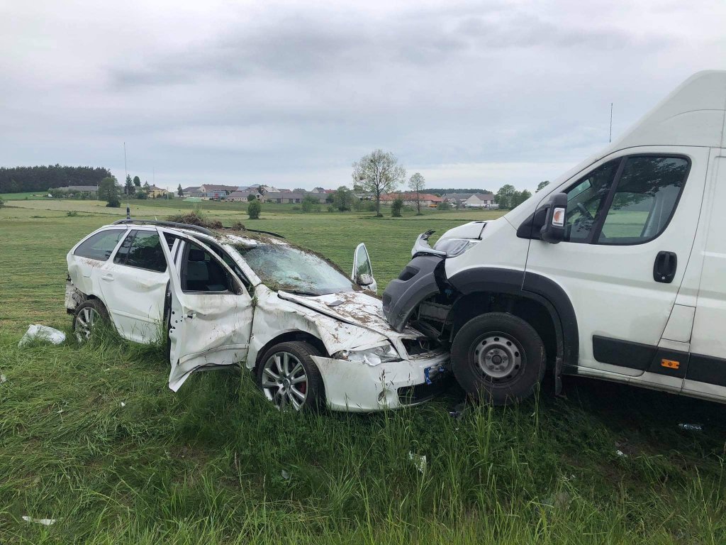 Wypadek na DK-61. Poszkodowane dwie osoby, uszkodzone trzy pojazdy [01.06.2021] - zdjęcie #5 - eOstroleka.pl