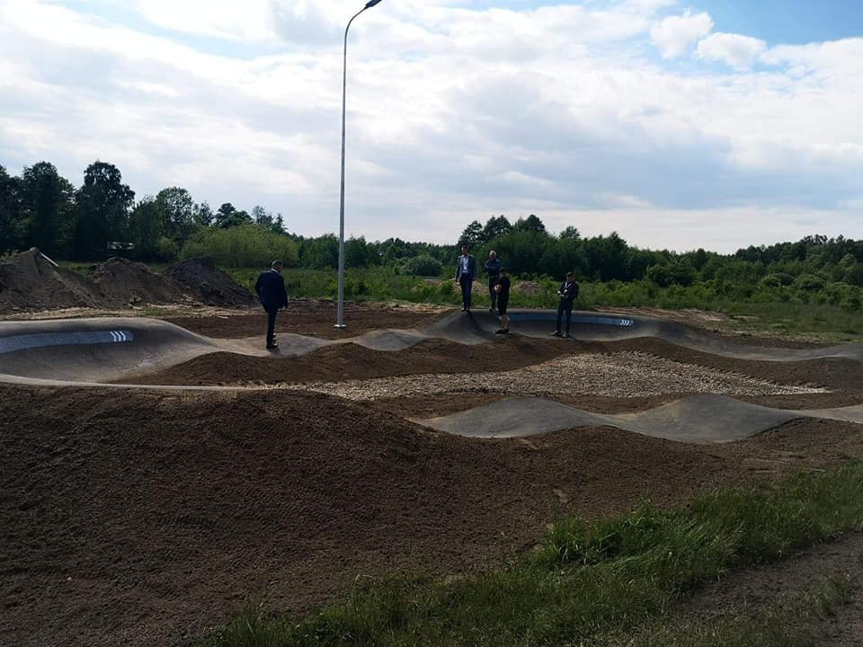 Mini pumptrack w Rzekuniu już czeka na najmłodszych [03.06.2021] - zdjęcie #6 - eOstroleka.pl