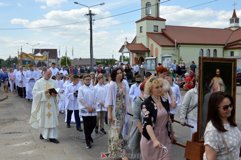 Boże Ciało 2021 parafii pw. NMP Kr&oacute;lowej Rodzin w Ostrołęce [03.06.2021] - zdjęcie #81 - eOstroleka.pl