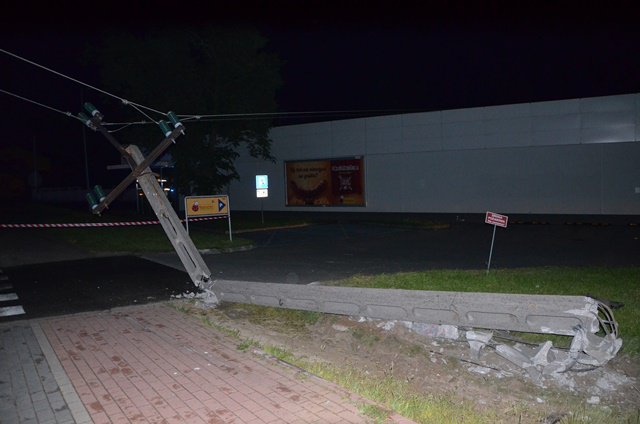 Wypadek w Wyszkowie: Młody kierowca uszkodził słup trakcji energetycznej [07.06.2021] - zdjęcie #3 - eOstroleka.pl