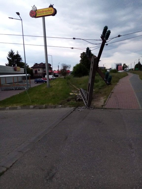 Wypadek w Wyszkowie: Młody kierowca uszkodził słup trakcji energetycznej [07.06.2021] - zdjęcie #8 - eOstroleka.pl