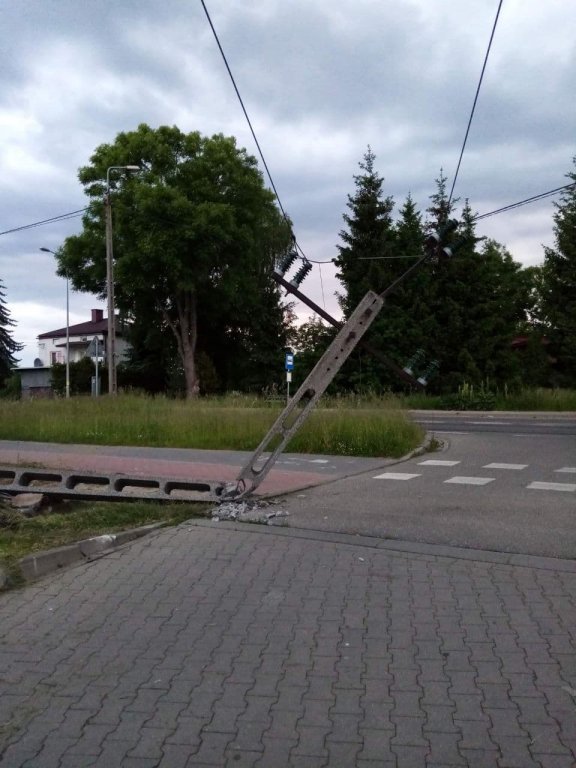 Wypadek w Wyszkowie: Młody kierowca uszkodził słup trakcji energetycznej [07.06.2021] - zdjęcie #9 - eOstroleka.pl