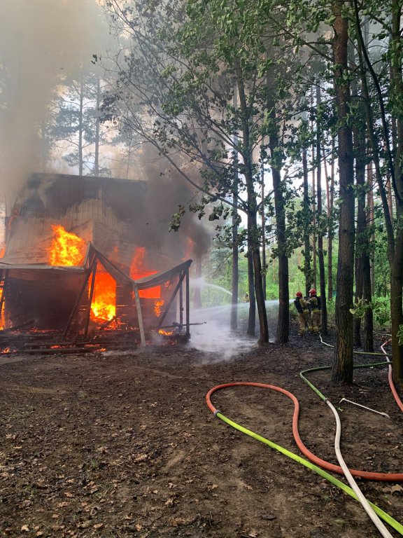 Kamieńczyk: W pożarze spłonął drewniany dom [09.06.2021] - zdjęcie #1 - eOstroleka.pl