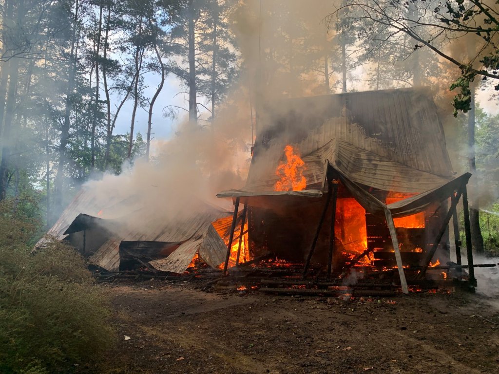 Kamieńczyk: W pożarze spłonął drewniany dom [09.06.2021] - zdjęcie #4 - eOstroleka.pl