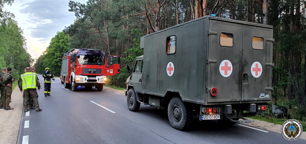 Zderzenie dwóch osobówek. Na miejscu żołnierze z z 16. Pomorskiej Dywizji Zmechanizowanej  - zdjęcie #1 - eOstroleka.pl