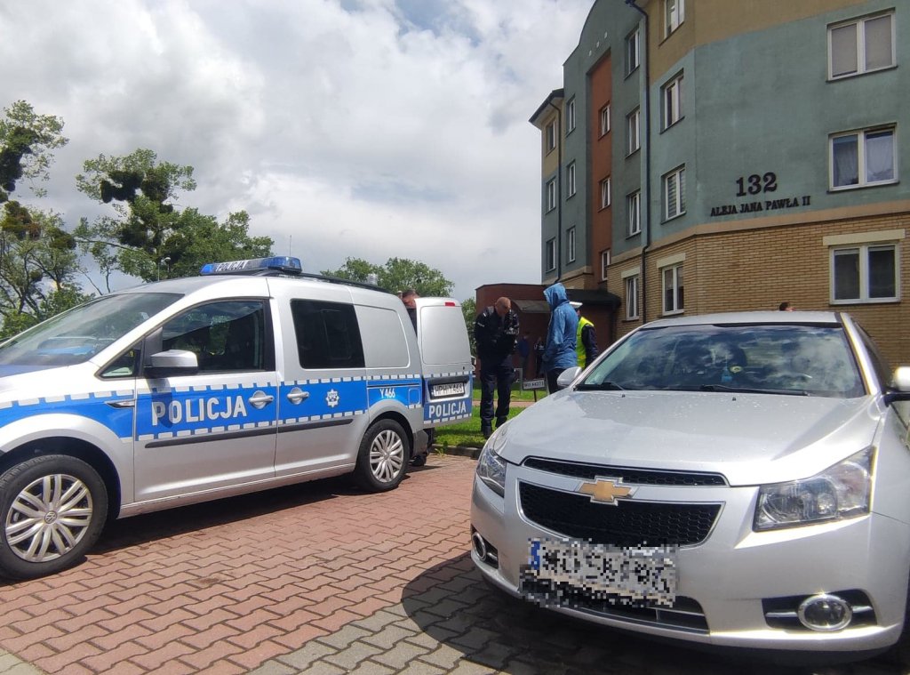 Akcja policji na osiedlu OTBS. Co tam się wydarzyło? [13.06.2021] - zdjęcie #3 - eOstroleka.pl