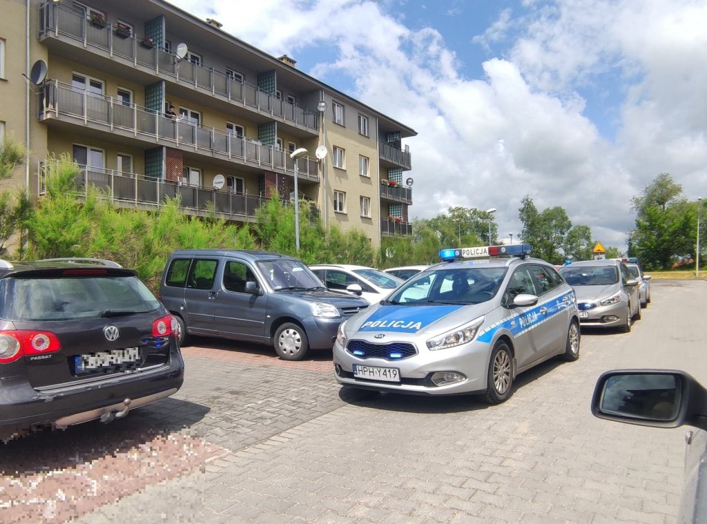 Akcja policji na osiedlu OTBS. Co tam się wydarzyło? [13.06.2021] - zdjęcie #6 - eOstroleka.pl