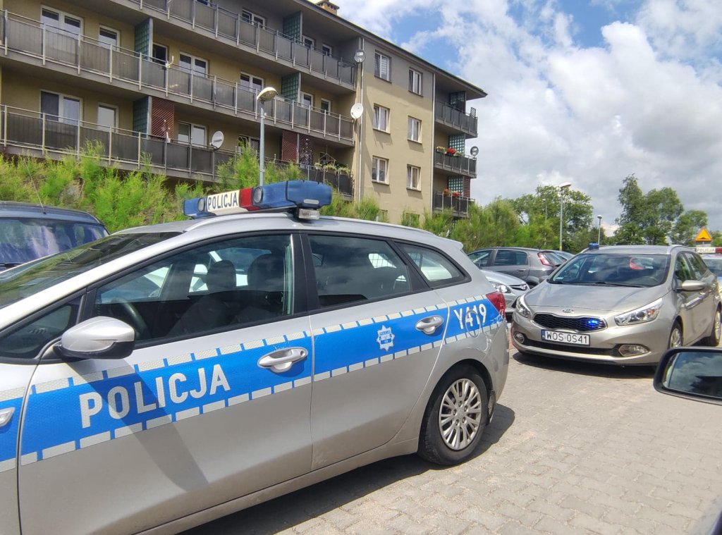 Akcja policji na osiedlu OTBS. Co tam się wydarzyło? [13.06.2021] - zdjęcie #2 - eOstroleka.pl