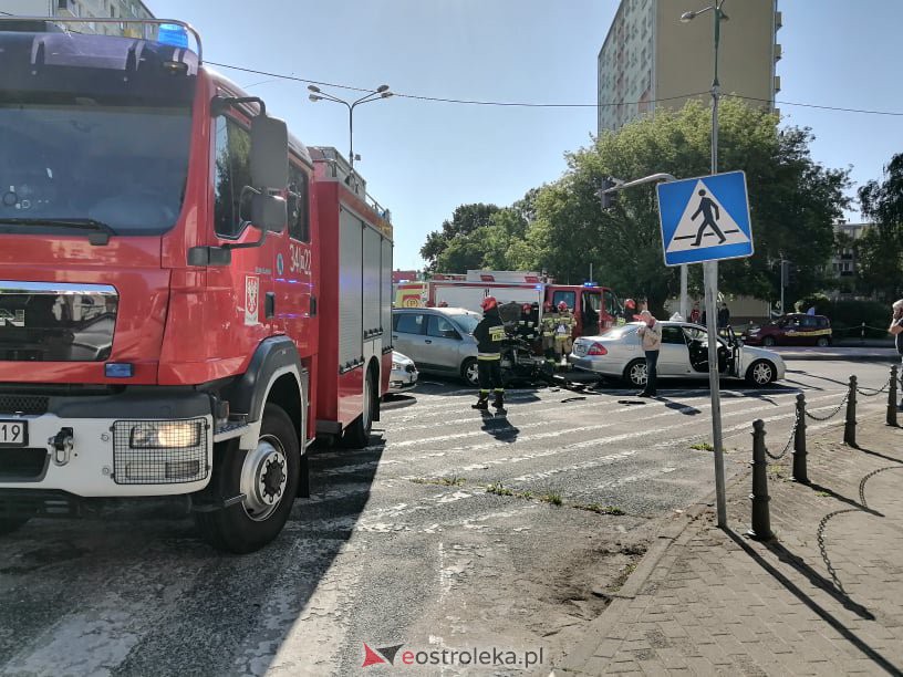Wypadek w centrum Ostrołęki. Na tym skrzyżowaniu bardzo często dochodzi do podobnych zdarzeń [14.06.2021] - zdjęcie #29 - eOstroleka.pl