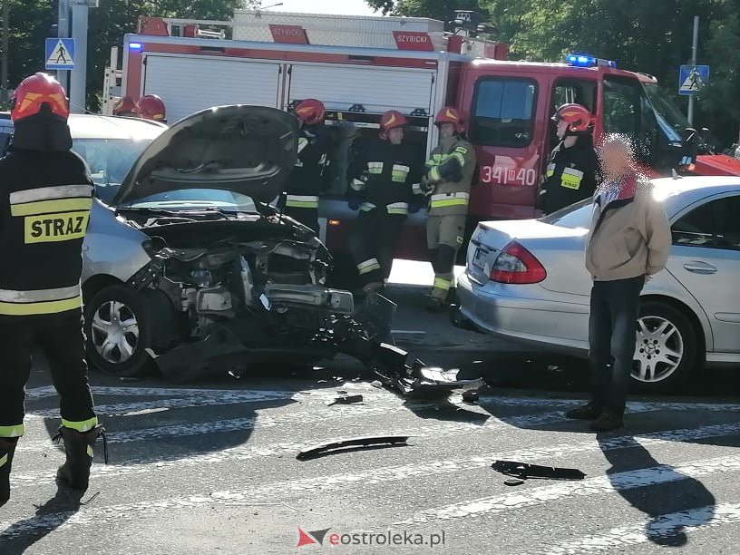 Wypadek w centrum Ostrołęki. Na tym skrzyżowaniu bardzo często dochodzi do podobnych zdarzeń [14.06.2021] - zdjęcie #28 - eOstroleka.pl