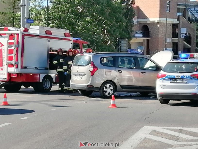 Wypadek w centrum Ostrołęki. Na tym skrzyżowaniu bardzo często dochodzi do podobnych zdarzeń [14.06.2021] - zdjęcie #3 - eOstroleka.pl