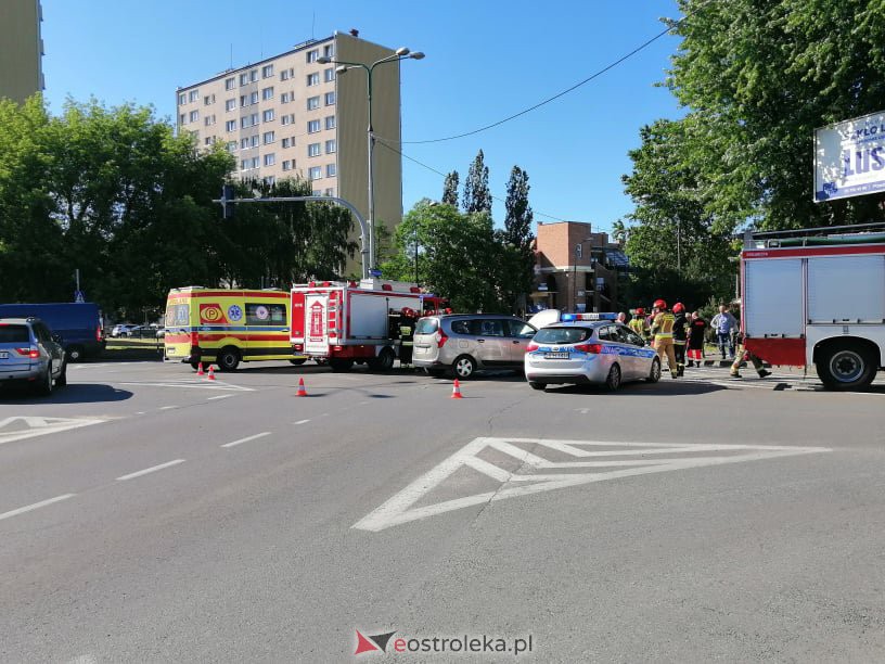 Wypadek w centrum Ostrołęki. Na tym skrzyżowaniu bardzo często dochodzi do podobnych zdarzeń [14.06.2021] - zdjęcie #4 - eOstroleka.pl