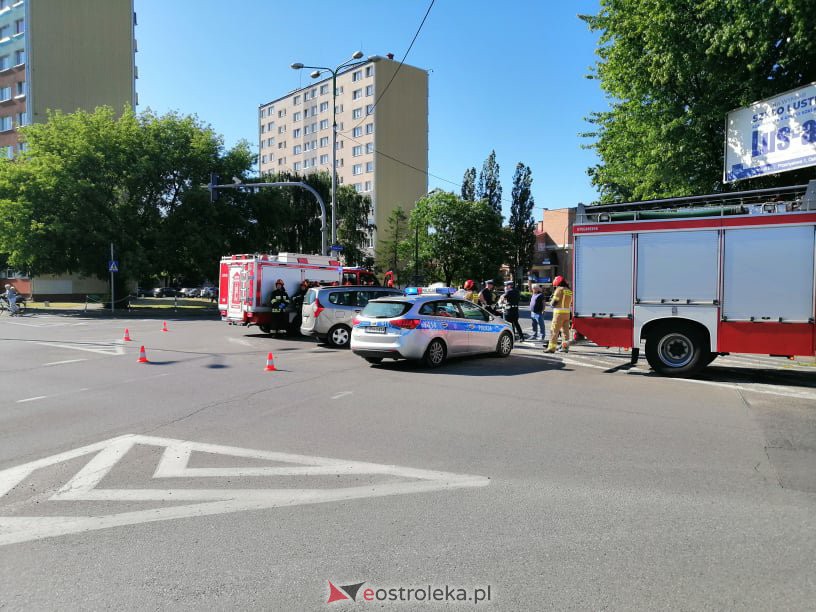 Wypadek w centrum Ostrołęki. Na tym skrzyżowaniu bardzo często dochodzi do podobnych zdarzeń [14.06.2021] - zdjęcie #25 - eOstroleka.pl