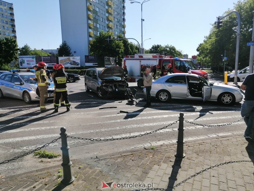 Wypadek w centrum Ostrołęki. Na tym skrzyżowaniu bardzo często dochodzi do podobnych zdarzeń [14.06.2021] - zdjęcie #24 - eOstroleka.pl