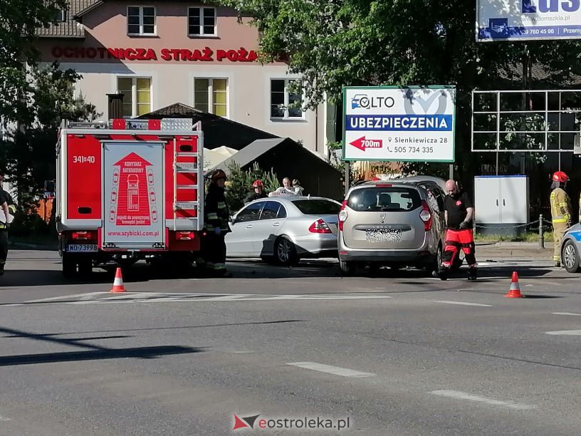 Wypadek w centrum Ostrołęki. Na tym skrzyżowaniu bardzo często dochodzi do podobnych zdarzeń [14.06.2021] - zdjęcie #22 - eOstroleka.pl