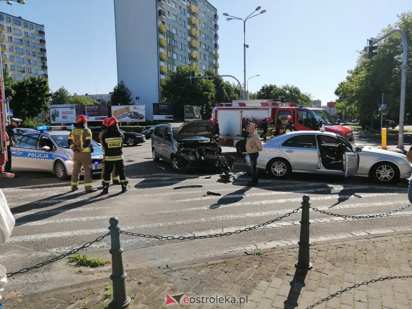 Wypadek w centrum Ostrołęki. Na tym skrzyżowaniu bardzo często dochodzi do podobnych zdarzeń [14.06.2021] - zdjęcie #9 - eOstroleka.pl