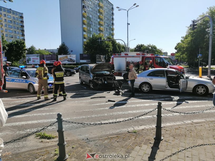 Wypadek w centrum Ostrołęki. Na tym skrzyżowaniu bardzo często dochodzi do podobnych zdarzeń [14.06.2021] - zdjęcie #21 - eOstroleka.pl