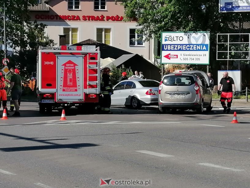 Wypadek w centrum Ostrołęki. Na tym skrzyżowaniu bardzo często dochodzi do podobnych zdarzeń [14.06.2021] - zdjęcie #20 - eOstroleka.pl
