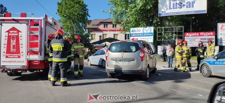 Wypadek w centrum Ostrołęki. Na tym skrzyżowaniu bardzo często dochodzi do podobnych zdarzeń [14.06.2021] - zdjęcie #19 - eOstroleka.pl