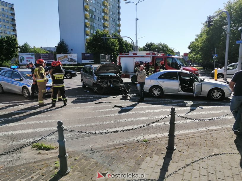 Wypadek w centrum Ostrołęki. Na tym skrzyżowaniu bardzo często dochodzi do podobnych zdarzeń [14.06.2021] - zdjęcie #17 - eOstroleka.pl