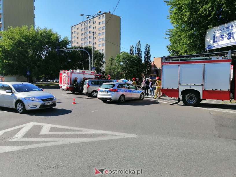 Wypadek w centrum Ostrołęki. Na tym skrzyżowaniu bardzo często dochodzi do podobnych zdarzeń [14.06.2021] - zdjęcie #16 - eOstroleka.pl
