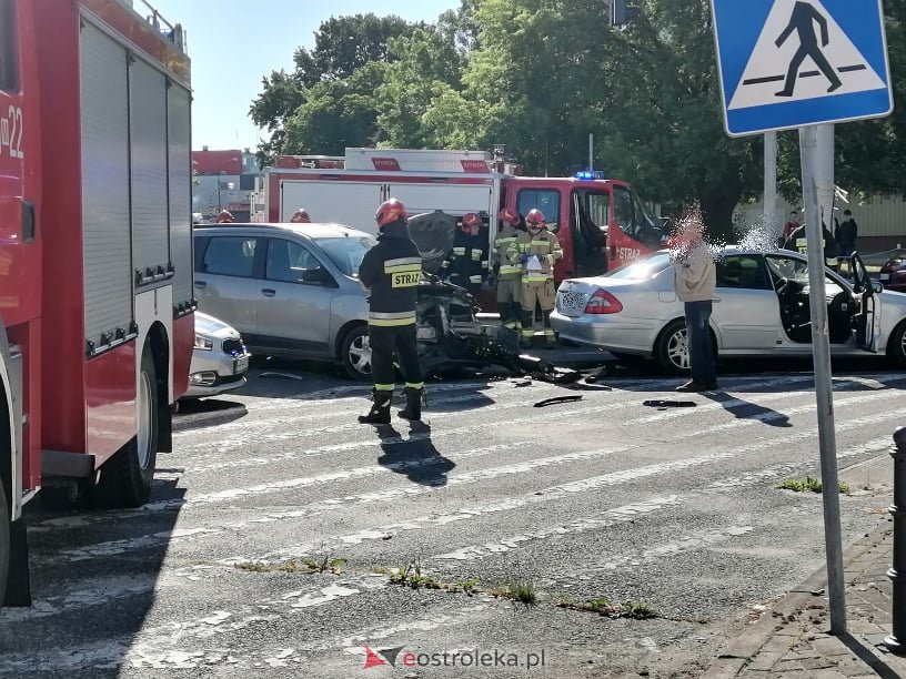Wypadek w centrum Ostrołęki. Na tym skrzyżowaniu bardzo często dochodzi do podobnych zdarzeń [14.06.2021] - zdjęcie #15 - eOstroleka.pl
