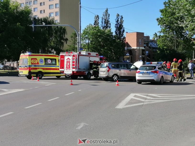 Wypadek w centrum Ostrołęki. Na tym skrzyżowaniu bardzo często dochodzi do podobnych zdarzeń [14.06.2021] - zdjęcie #14 - eOstroleka.pl