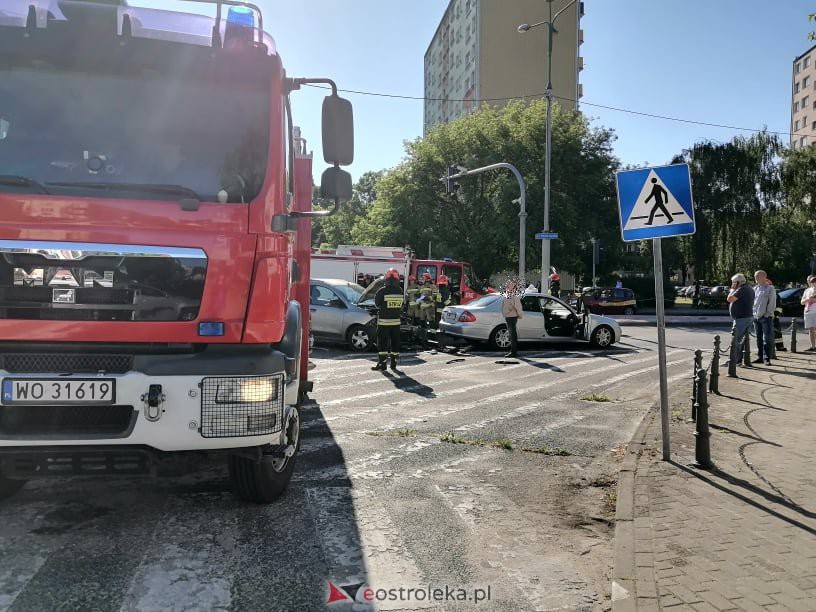 Wypadek w centrum Ostrołęki. Na tym skrzyżowaniu bardzo często dochodzi do podobnych zdarzeń [14.06.2021] - zdjęcie #12 - eOstroleka.pl