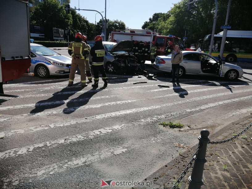 Wypadek w centrum Ostrołęki. Na tym skrzyżowaniu bardzo często dochodzi do podobnych zdarzeń [14.06.2021] - zdjęcie #19 - eOstroleka.pl