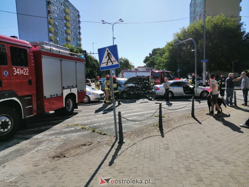 Wypadek w centrum Ostrołęki. Na tym skrzyżowaniu bardzo często dochodzi do podobnych zdarzeń [14.06.2021] - zdjęcie #10 - eOstroleka.pl
