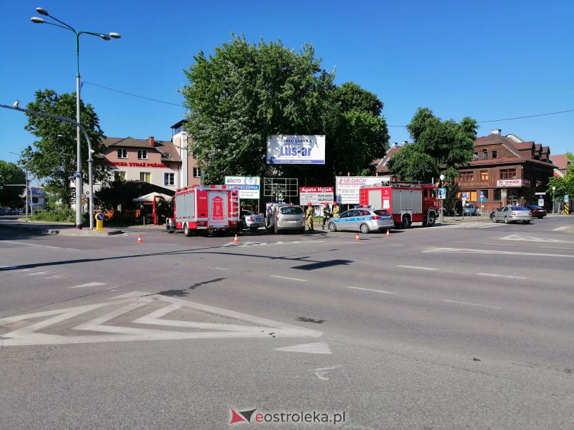 Wypadek w centrum Ostrołęki. Na tym skrzyżowaniu bardzo często dochodzi do podobnych zdarzeń [14.06.2021] - zdjęcie #21 - eOstroleka.pl