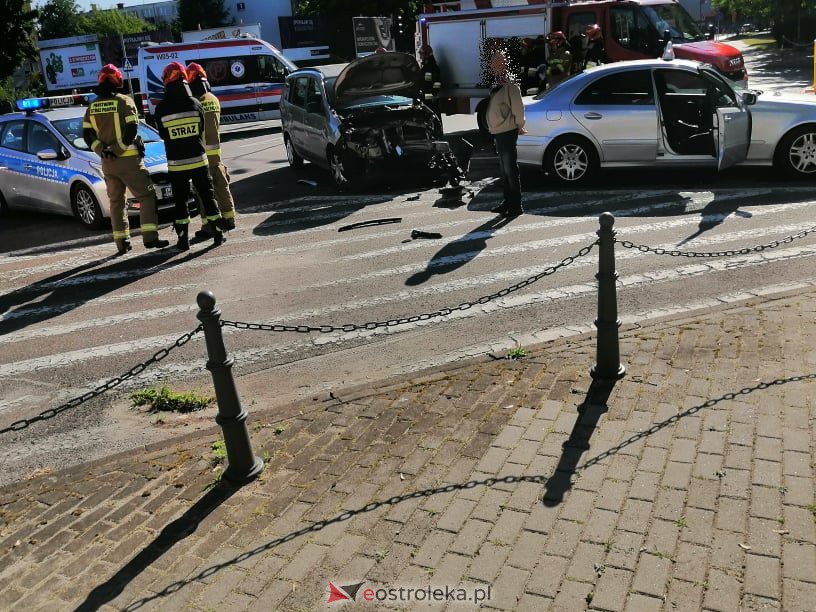 Wypadek w centrum Ostrołęki. Na tym skrzyżowaniu bardzo często dochodzi do podobnych zdarzeń [14.06.2021] - zdjęcie #8 - eOstroleka.pl