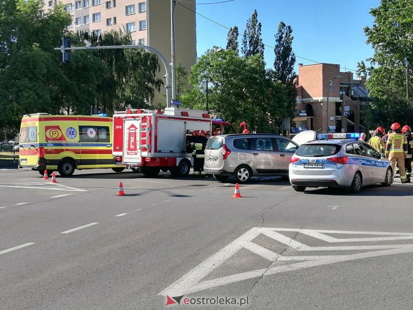 Wypadek w centrum Ostrołęki. Na tym skrzyżowaniu bardzo często dochodzi do podobnych zdarzeń [14.06.2021] - zdjęcie #7 - eOstroleka.pl