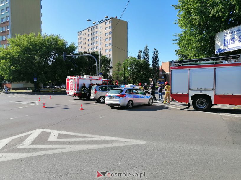 Wypadek w centrum Ostrołęki. Na tym skrzyżowaniu bardzo często dochodzi do podobnych zdarzeń [14.06.2021] - zdjęcie #25 - eOstroleka.pl